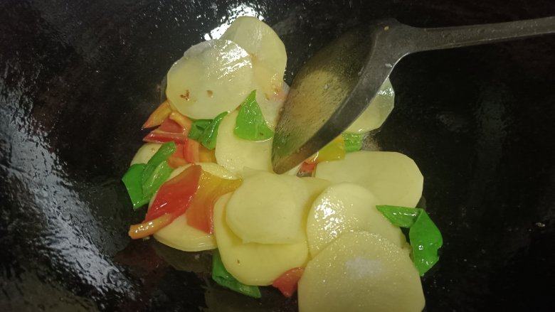 土豆回锅肉,加入土豆片,食盐调味