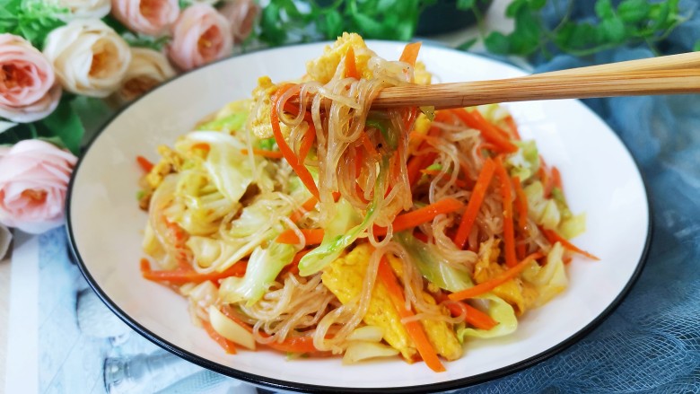 包菜粉丝炒鸡蛋,一道低卡低脂香香美味的包菜,粉丝炒鸡蛋就做好了
