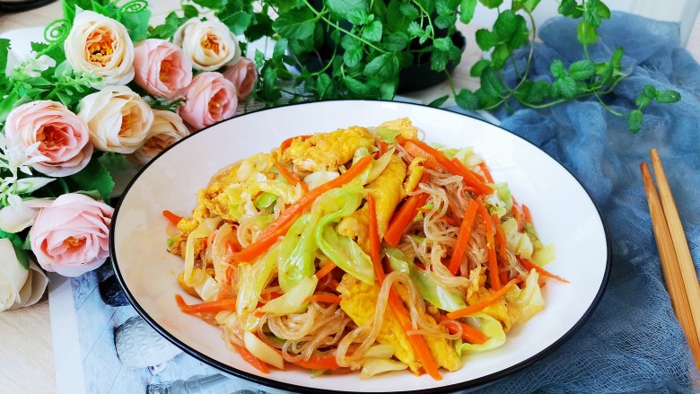 包菜粉丝炒鸡蛋,成品图!