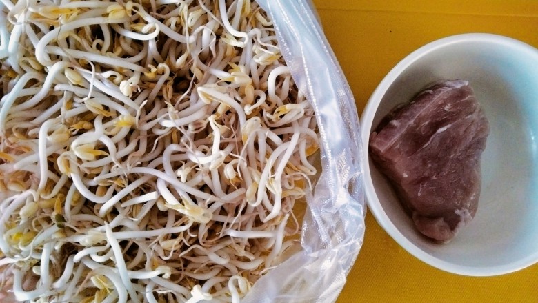 豆芽炒肉丝,准备好食材!
