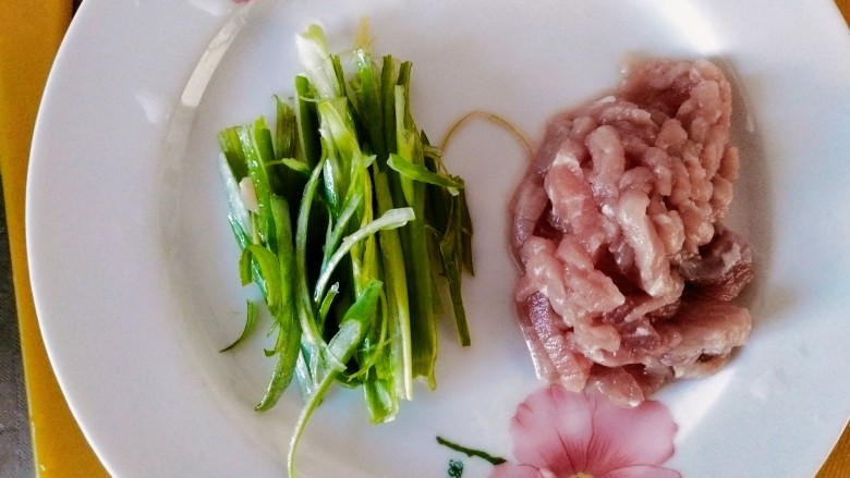 豆芽炒肉丝,配菜切好备用!