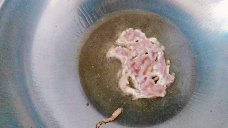 豆芽炒肉丝,放入肉丝,翻炒几次!