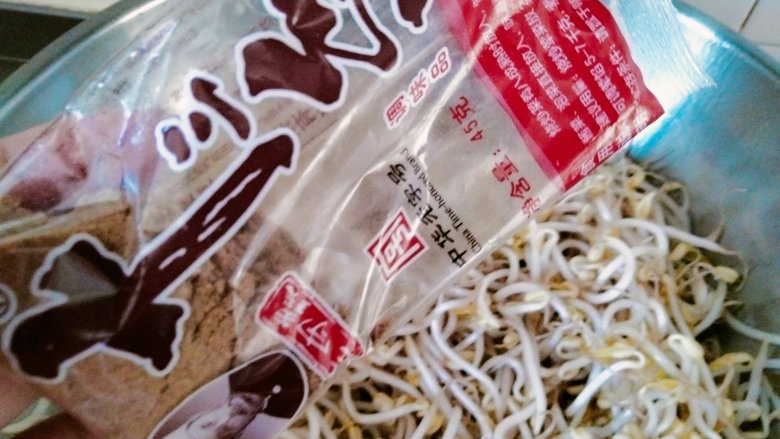 豆芽炒肉丝,放十三香一勺!