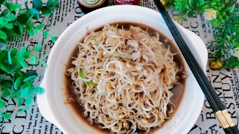 豆芽炒肉丝,装盘备用即可食用!