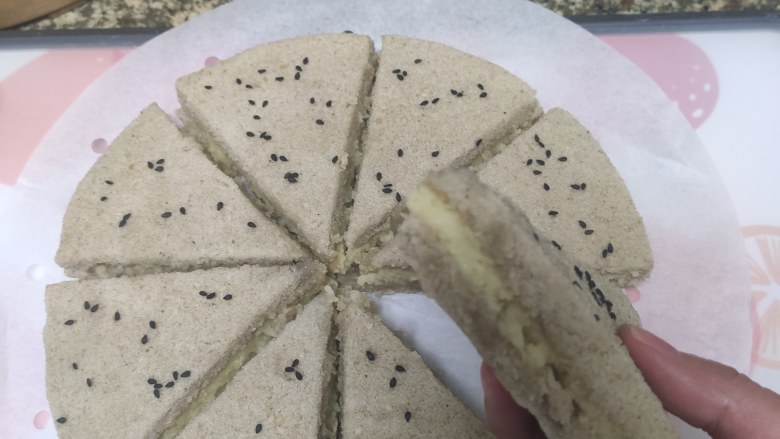 抹茶味松糕,蒸48分钟,取出脱模就可以吃啦