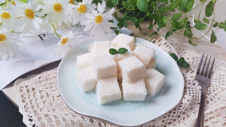 椰丝牛奶小方糕,一道快手营养美味的椰丝牛奶,小方就做好了