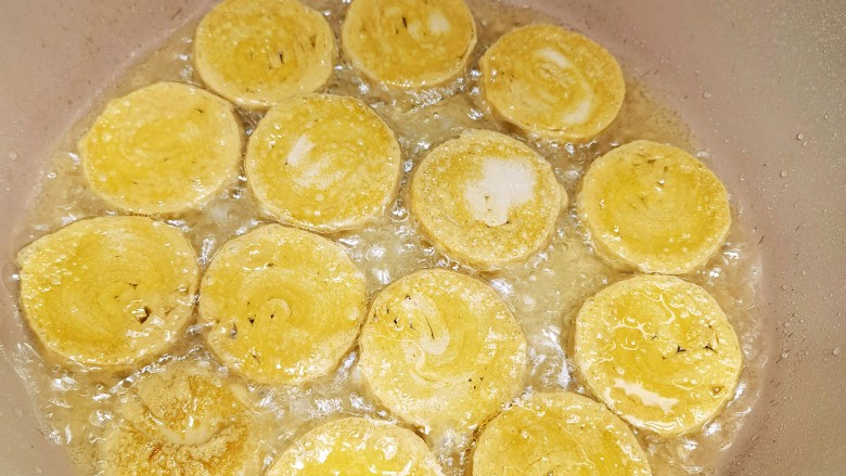 红烧素鸡,3.将素鸡片煎至两面金黄,盛出在清水中泡一分钟捞出备用