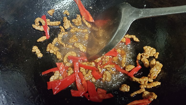 芹菜炒香干,再改中火,加入辣椒同炒