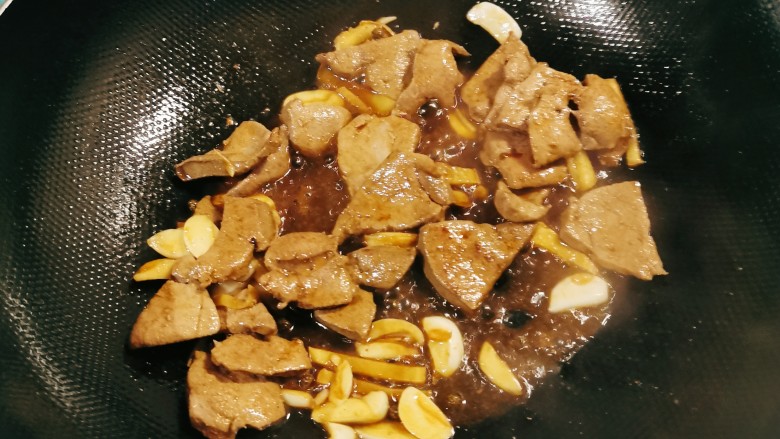 青菜猪肝汤,加入<a style='color:red;display:inline-block;' href='/shicai/ 692'>酱油</a>提味,翻炒均匀。