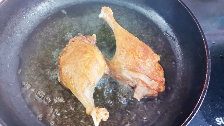 香酥鸭腿,蒸好后,再放入油锅里小火炸至两面金黄酥脆,捞出控油