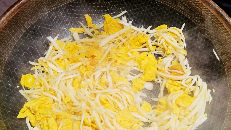 茭白炒鸡蛋,加入盐,少量糖和鸡精