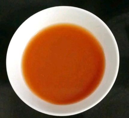 酸甜虾仁,一勺<a style='color:red;display:inline-block;' href='/shicai/ 788'>生抽</a>，适量淀粉和<a style='color:red;display:inline-block;' href='/shicai/ 3729'>白糖</a>，少许水搅拌均匀