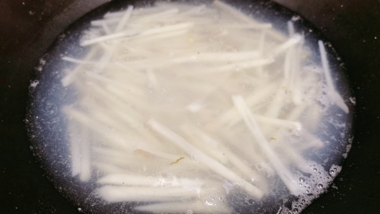 酸辣藕丝,锅里烧开水,把切好的莲藕丝放入焯水