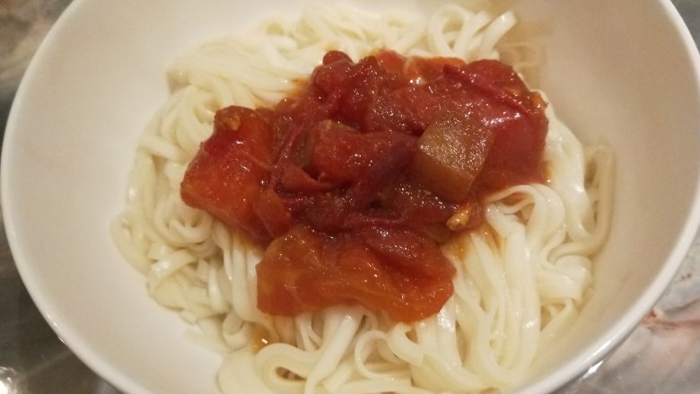 豆腐卤面,煮熟捞入碗中,加入茄子卤酱。