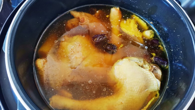 花胶鸡汤,时间到了,一锅鲜美的鸡汤就煮好了
