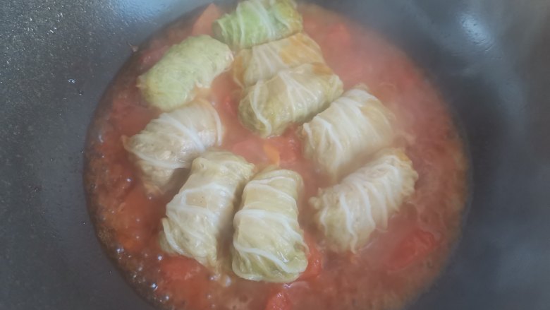 白菜卷肉,下入白菜肉卷,再煮1分钟