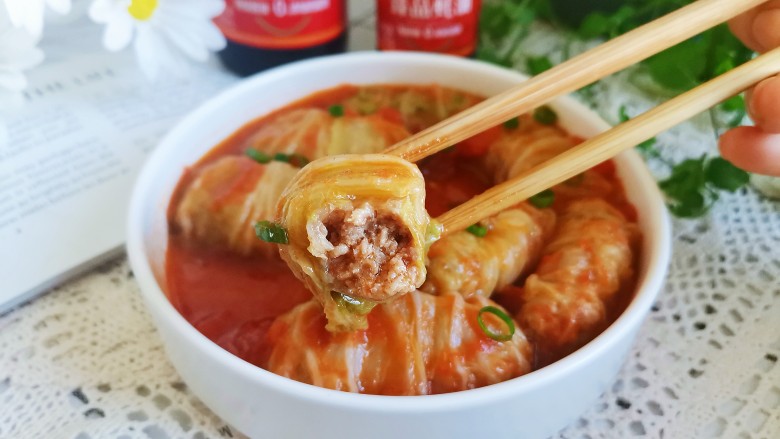 白菜卷肉,装入盘中,撒上葱花即可