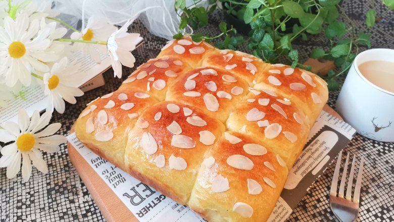 淡奶油小餐包,再次烤箱开是180度预热10分钟,送入烤箱烤20分钟,烤好取出来晾至温热可以吃了