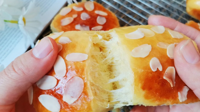 淡奶油小餐包,一个一个掰开,看到一丝丝的面包丝,超治愈