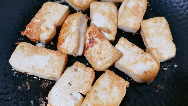 鸡蛋炖豆腐,煎至底部有点焦黄,再翻个面继续煎