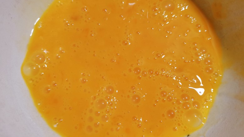 鸡蛋炖豆腐,碗里打入两个<a style='color:red;display:inline-block;' href='/shicai/ 9'>鸡蛋</a>,加少许食用盐把它搅拌均匀