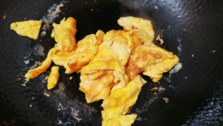 鸡蛋炖豆腐,热锅冷油,先把鸡蛋液倒入小火慢煎,煎至两面金黄后用锅铲把它切成小块