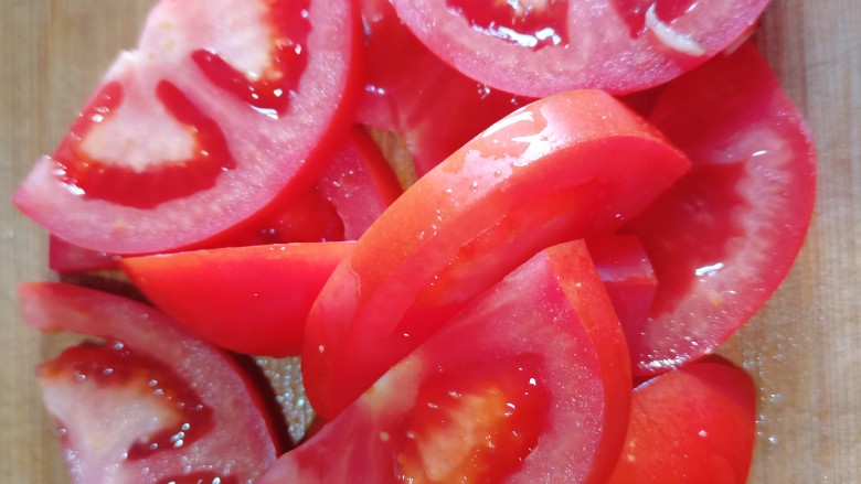 鸡蛋炖豆腐,<a style='color:red;display:inline-block;' href='/shicai/ 59'>番茄</a>清洗干净后,把它切成薄片