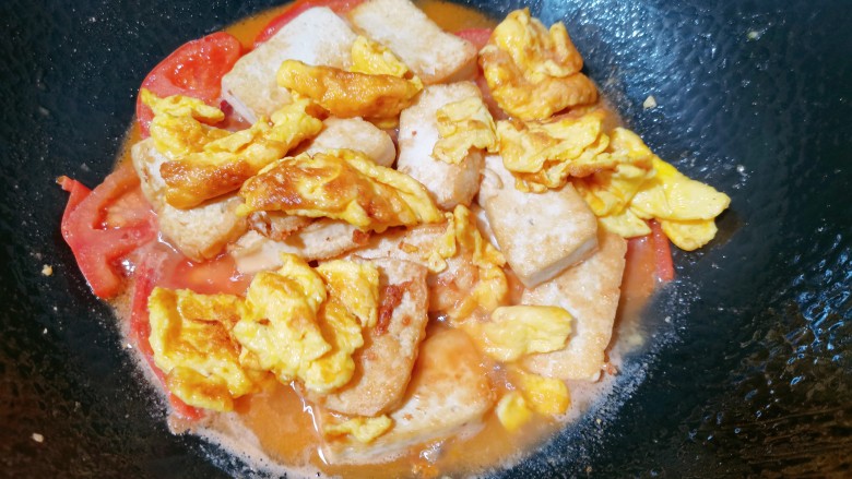 鸡蛋炖豆腐,再把它翻个面,再把豆腐和鸡蛋放入继续盖上盖子煮