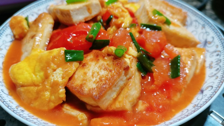 鸡蛋炖豆腐,最后大火收汁,装盘出锅