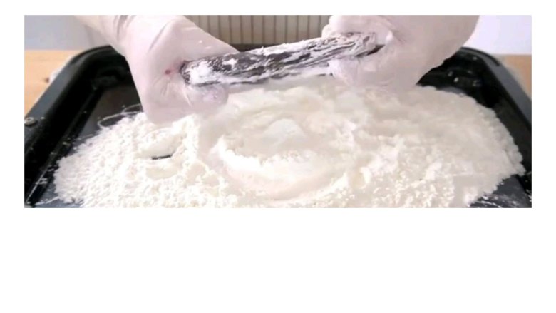 龙须糖,变硬后蘸上糖粉不断拉扯,硬硬的糖块要在手里折叠拉扯上千次,才能变成细细的龙须糖