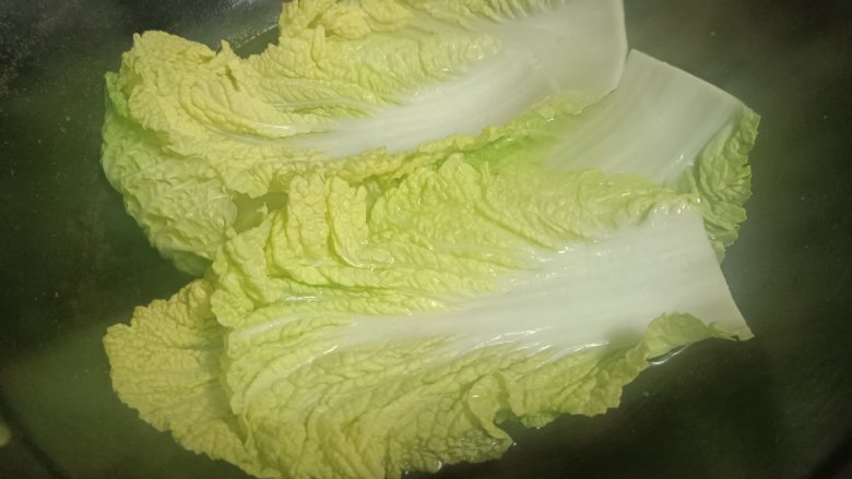 白菜卷肉,起锅烧水微烫白菜