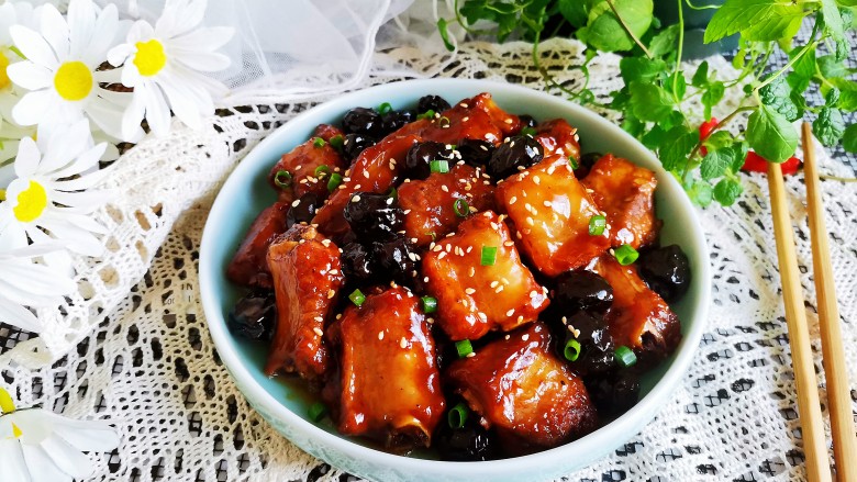 话梅排骨,出锅装入盘中,撒上<a style='color:red;display:inline-block;' href='/shicai/ 141911'>熟白芝麻</a>和葱花即可