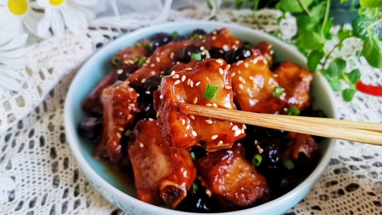 话梅排骨,软烂入味,酸甜可口的糖醋话梅排骨就做好了