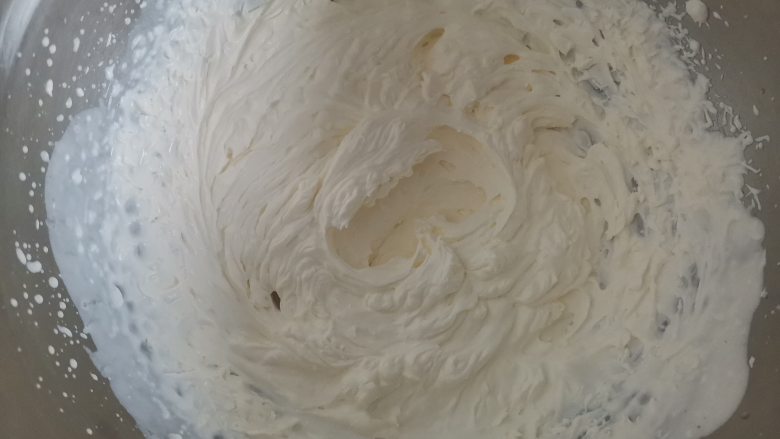 果子蛋糕,奶油加入细砂糖打发至裱花状态