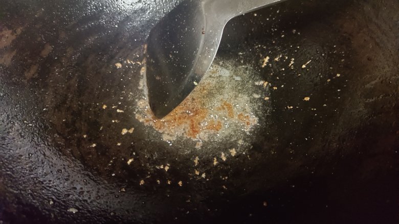 杏鲍菇炒虾仁,盛出多余油,小火,蚝油滑散