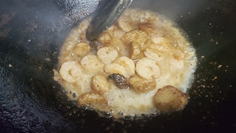 杏鲍菇炒虾仁,加入水淀粉,生抽调味