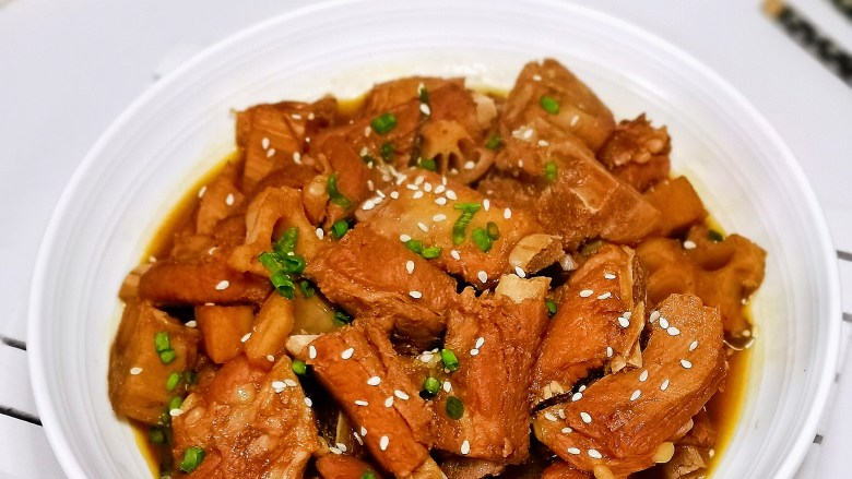 五花肉焖莲藕,你也快试试吧!