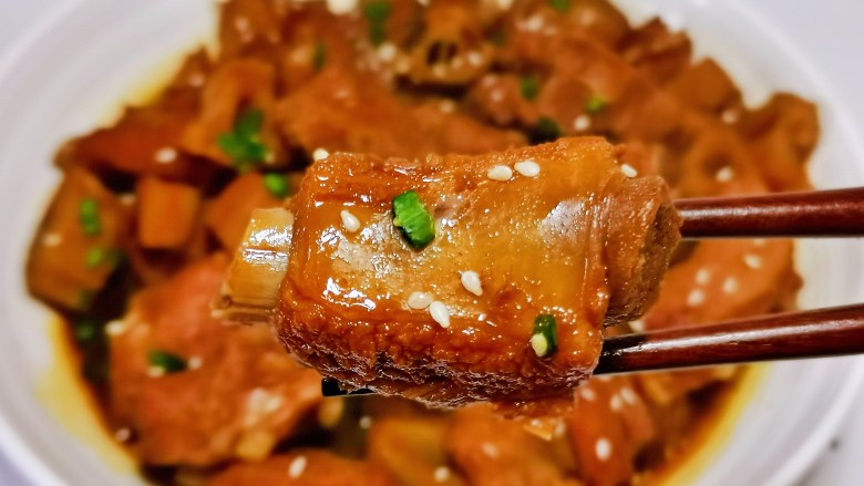 五花肉焖莲藕,排骨软烂,藕丁入味。