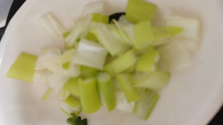 肉沫平菇,葱花适量。因家人不吃姜,未放。