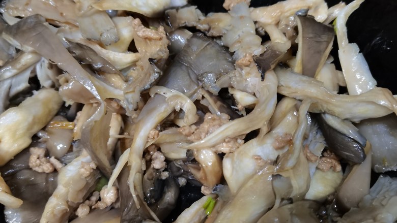 肉沫平菇,翻炒几下,使平菇上色。