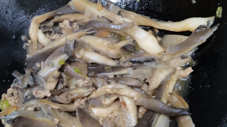 肉沫平菇,翻炒,等待出“汁”……