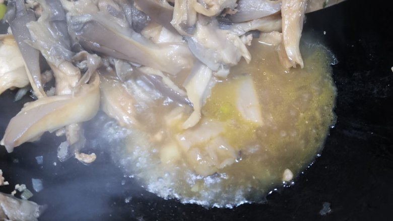 肉沫平菇,看,已经有汤汁了。