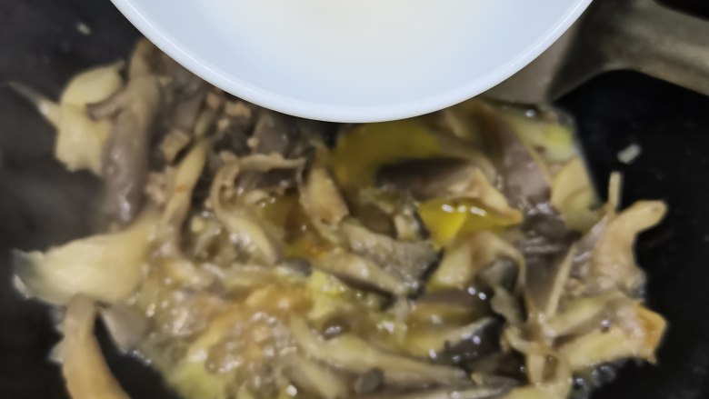 肉沫平菇,家人喜欢用平菇的汤汁拌饭,所以勾芡汁,汤汁更加浓稠。如果不喜欢,也可以直接盛出享