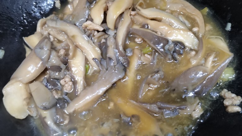 肉沫平菇,看,勾好芡汁,汤汁浓郁。