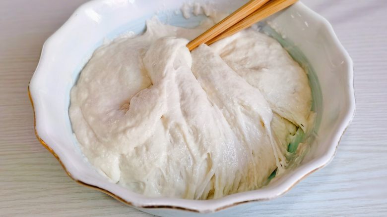 爆浆吐司,首先波兰种一定要提前做好,食材合搅拌均匀,盖上盖子放入冰箱冷藏发酵一夜。