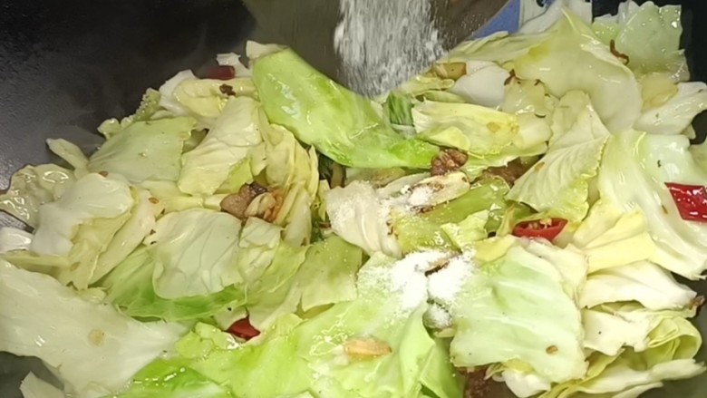 手撕包菜,加盐和<a style='color:red;display:inline-block;' href='/shicai/ 717'>味精</a>,炒匀入味