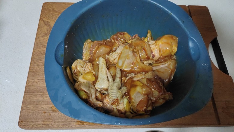 姜葱冬菇蒸滑鸡,抓拌均匀,腌制30分钟