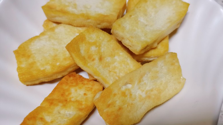 孜然煎豆干,煎至两面金黄,再把它盛出来备用