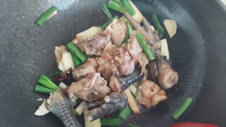 豆角焖卷子,趁发酵的时间开始做菜,起锅烧油,下入葱姜蒜爆香,再下入鸡肉翻炒至变色