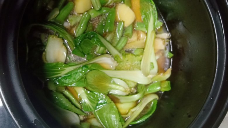 豆角焖卷子,放入小油菜,再加入与食材等高的<a style='color:red;display:inline-block;' href='/shicai/ 156925'>水</a>